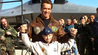 Imagem da notícia Há 31 anos nascia o terceiro filho de Arnold Schwarzenegger e agora ele está em uma das séries mais aclamadas da atualidade