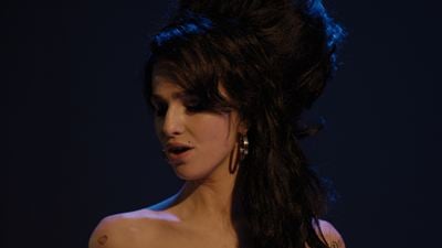 “A melhor maneira de devolver a voz a ela”: Diretora de cinebiografia de Amy Winehouse defende que filme parte da perspectiva da cantora