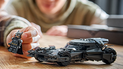 Imagem da notícia Menor preço histórico! Batmóvel de LEGO fica 19% mais barato em loja oficial na Amazon
