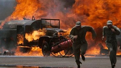 Imagem da notícia Um dos filmes de guerra mais realistas de todos os tempos: Ganhou um Oscar e foi comandado por quatro diretores!