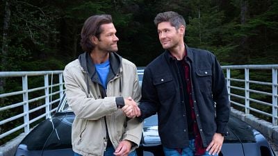 Imagem da notícia Os protagonistas de Supernatural se reúnem no famoso Impala do show: A série de Jensen Ackles e Jared Padalecki vai voltar?