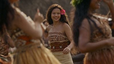 Imagem da notícia Catherine Laga'aia revela sua parte favorita das filmagens do live-action de Moana – e não inclui Dwayne Johnson!