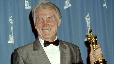 Imagem da notícia Após receber seu Oscar, ele fez flexões no palco: Este ator lendário impressionou toda Hollywood aos 73 anos!