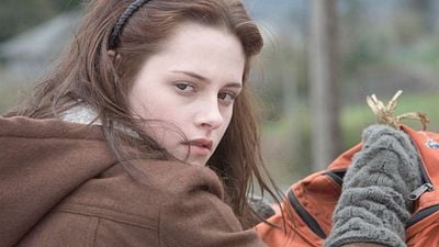 Imagem da notícia 12 anos após o fim de Crepúsculo, Kristen Stewart está fazendo outro filme de vampiros com um dos melhores atores de 2025 – e brasileiro!
