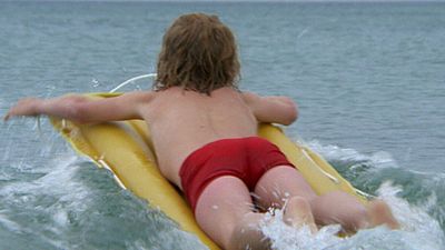 Imagem da notícia O menino que "vimos" morrer em Tubarão ainda recebe uma fortuna pelo filme: Até vende botes salva-vidas autografados