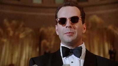 Imagem da notícia Bruce Willis + Tom Hanks: Este filme cult dos anos 90 será em breve adaptado em série pelo diretor de Batman