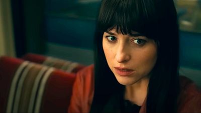 Imagem da notícia Dakota Johnson teve overdose de cafeína durante seu primeiro filme como diretora: Atriz acreditava estar tomando vitaminas