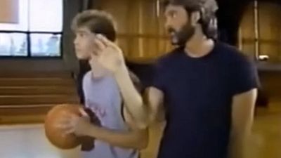 Imagem da notícia Hoje ele é um dos maiores atores da história do cinema, mas você reconhece este jogador de basquete da imagem?