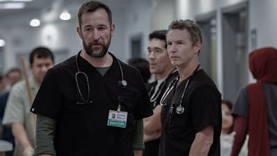 Imagem da notícia A cena pós-créditos de The Pitt rompe com o tom da 2ª temporada e transforma o final em pura catarse