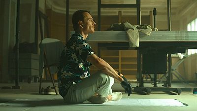 Imagem da notícia Aprendeu com Wandinha? Michael Fassbender não piscou durante as filmagens de O Assassino