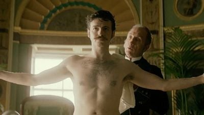 Imagem da notícia "Ele está acima dos criados": Ator de House of Guinness não usa prótese peniana em cena de nude frontal e explica a decisão ousada