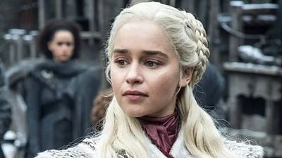Imagem da notícia Game of Thrones: 7 anos após o grande final da série, por onde anda a atriz Emilia Clarke, intérprete de Daenerys?