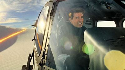 Imagem da notícia Tom Cruise interrompeu as filmagens do novo filme de Star Wars – porque pousou um helicóptero no set!