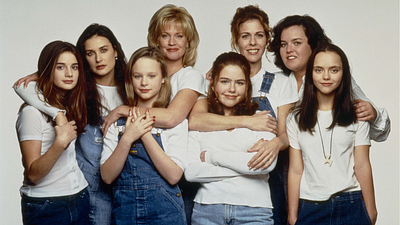 Imagem da notícia Há 30 anos, esta garotinha interpretou a irmã da jovem Demi Moore em um filme icônico dos anos 90: Ela era sua própria filha