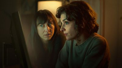 Imagem da notícia A minissérie de 6 episódios da Netflix que está conquistando o mundo: Imperdível se você gosta de segredos familiares obscuros