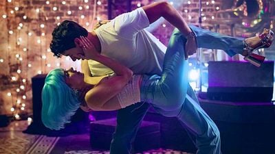 Imagem da notícia De Férias com Você: A cena mais quente do livro original chegou a ser filmada, mas foi deletada do filme da Netflix