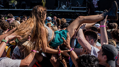 Imagem da notícia Vai assistir ao Lollapalooza Brasil 2025 de casa? Este projetor vai te levar para dentro do festival com qualidade de imagem e som inacreditáveis
