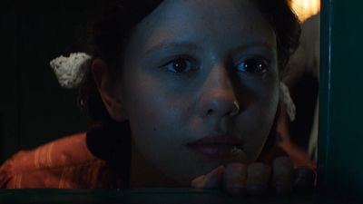 Imagem da notícia Nova musa do terror, Mia Goth tem uma teoria surreal sobre seu maior sucesso: "Ele não existe"