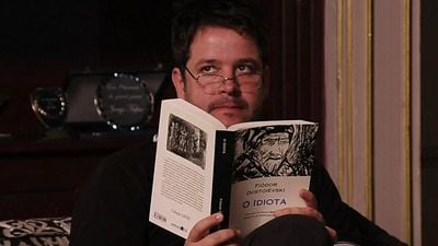 Imagem da notícia Você não percebeu, mas há 13 anos os livros lidos por Tufão em Avenida Brasil deram pistas inteligentes sobre os maiores segredos da novela