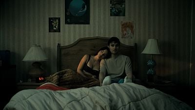 Imagem da notícia Final alternativo de Obsessão: Diretor do novo fenômeno de bilheteria mudou o desfecho chocante do filme de terror após um conselho do pai