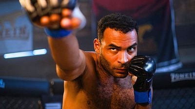 Imagem da notícia Fúria Primitiva + Cobra Kai: Elenco do novo thriller de ação da Netflix revela segredos da série que acabou de chegar ao streaming [Entrevista]