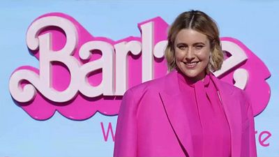 Imagem da notícia Após Barbie, Greta Gerwig tem medo de seu novo projeto de fantasia: “Me sinto intimidada"