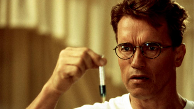 Imagem da notícia "O que eu deveria dizer?": Arnold Schwarzenegger ficou chapado no set desta comédia cult dos anos 90