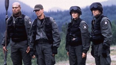 Imagem da notícia Uma das maiores séries de ficção científica no streaming: São 214 episódios que superam até Star Trek