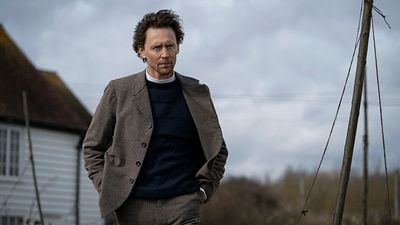 Imagem da notícia Disponível no streaming: Há 4 anos, Tom Hiddleston estreou uma minissérie de seis episódios que se encaixa perfeitamente na onda de O Morro dos Ventos Uivantes