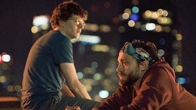 Imagem da notícia “Queria que o filme falasse com outras culturas”: Indicado ao Oscar, Jesse Eisenberg faz A Verdadeira Dor transitar entre história pessoal e universal (Entrevista)