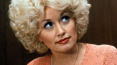 Imagem da notícia Dolly Parton foi indicada ao Oscar e queria fazer cinebiografia de sua vida: Relembre os filmes que ela estrelou