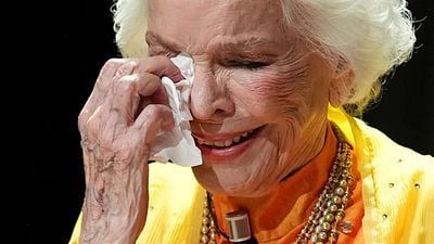 Imagem da notícia "Eu ainda estar trabalhando é um milagre": Aos 93 anos, lendária atriz de Hollywood se emociona ao celebrar carreira de sucesso