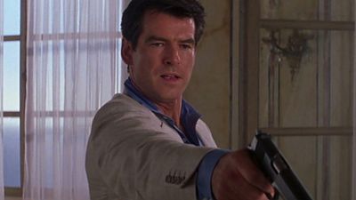 Imagem da notícia No streaming: Este filme de James Bond foi chamado de "estúpido" há 24 anos, mas é exatamente isso que o torna tão bom
