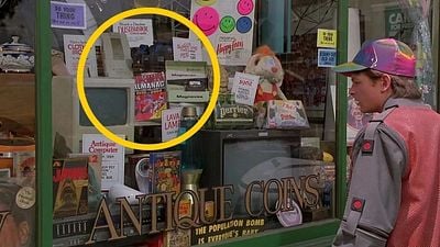 Imagem da notícia Pause De Volta para o Futuro 2 aos 12 minutos e 30 segundos – e observe com muita atenção a vitrine da loja diante de Marty