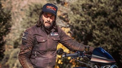 Keanu Reeves aprendeu a andar de moto por causa de um filme e virou um estilo de vida: "Quando não ando, sofro de abstinência"