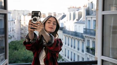 Imagem da notícia "Como eu a faço diferente?": Lily Collins revela semelhanças com sua personagem de Emily em Paris