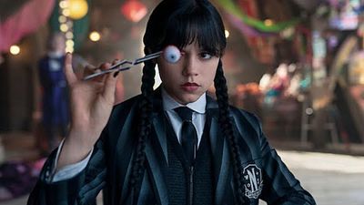 Imagem da notícia Surpresa na 2ª temporada de Wandinha: Tim Burton faz participação especial secreta, mas quase ninguém notou