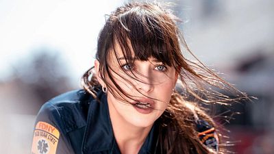 Imagem da notícia "Sem dinheiro para o aluguel": Dakota Johnson é filha de ator famoso, amigo de Bruce Willis, e mesmo assim passou perrengues no início da carreira