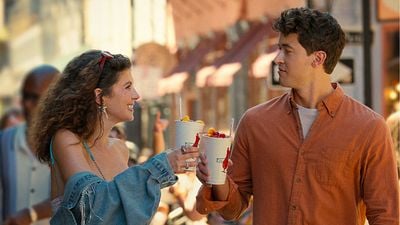 Imagem da notícia Um verdadeiro fenômeno do TikTok, este best-seller romântico está sendo adaptado pela Netflix: Descubra De Férias com Você