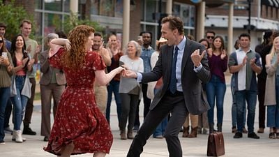 Imagem da notícia Você reconheceu os atores de A Vida de Chuck? Eles estrelam a melhor série de terror da Netflix