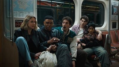 Imagem da notícia Com apenas 8 episódios de 30 minutos, a série de comédia mais viciante do ano já está no streaming