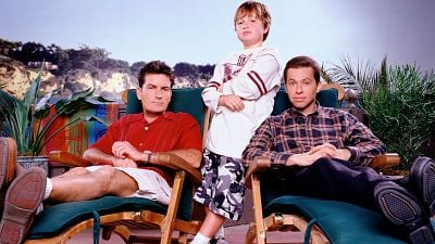 Imagem da notícia Visual irreconhecível e sumiço da TV: Assim está o elenco de Two And a Half Men 10 anos após o fim da série