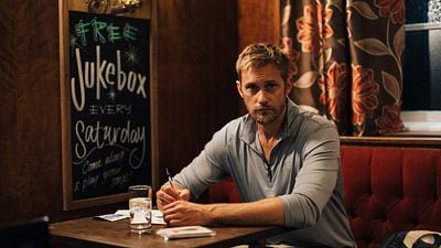 Imagem da notícia Uma comédia brilhante, recomendada por 99% dos críticos e estrelada por Alexander Skarsgård, acaba de chegar no streaming