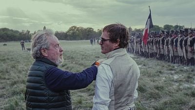 Imagem da notícia Ridley Scott dirigiu Joaquin Phoenix no set de Napoleão com cenários grandiosos e batalhas monumentais (Exclusivo)