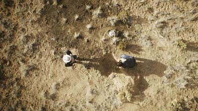 Imagem da notícia 88 anos, 85 papéis e 2 Oscars: Um dos maiores atores da indústria aparece ao lado do criador de Game of Thrones nesta série 100% aclamada pela crítica