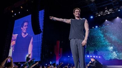 Imagem da notícia “Incorporou até o jeito de falar”: Ator de Uma Ideia de Você impressionou público no papel do cantor real que inspirou o filme