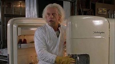 Imagem da notícia A razão pela qual a máquina do tempo em De Volta para o Futuro seria uma geladeira no roteiro original