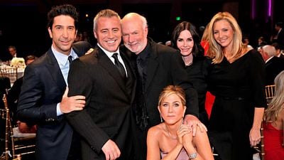 Imagem da notícia Elenco de Friends presta emocionante homenagem ao diretor James Burrows: "Foi uma figura paterna para mim"