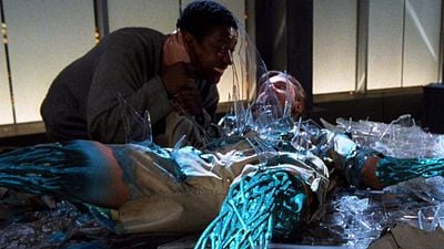 Imagem da notícia Nem Exterminador do Futuro, nem Matrix: Esta é a ficção científica esquecida de Russell Crowe, que tentou criar a IA mais sádica dos anos 90