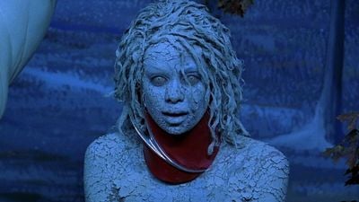 Imagem da notícia Este filme de ficção científica surreal e polêmico foi um sucesso, mas agora está praticamente esquecido : Um clássico impressionante estrelado por Jennifer Lopez